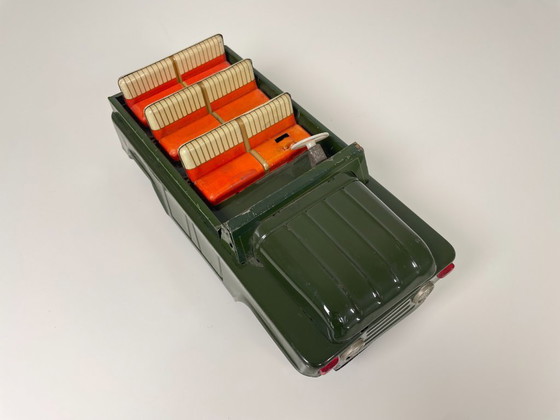 Image 1 of Coppia di Jeep giocattolo d'epoca, una macchina aperta degli anni '60 e una Jeep militare in metallo degli anni '40