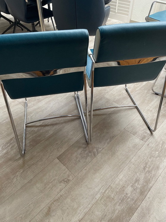 Four chairs, two with armrests, blue and white skai, Leolux, Dining chairs, Chrome, Modern (photo 3 of 7)