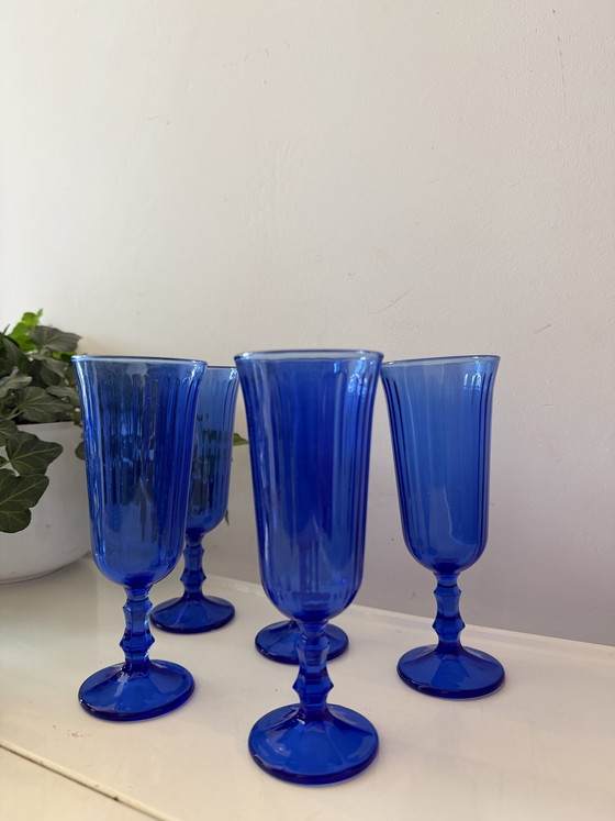 Image 1 of Ensemble de 5 flûtes vintage en verre bleu