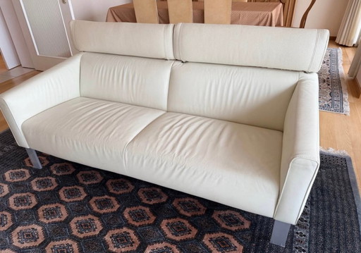 Leolux designbank in crèmekleurig leer, 2- tot 3-zits.