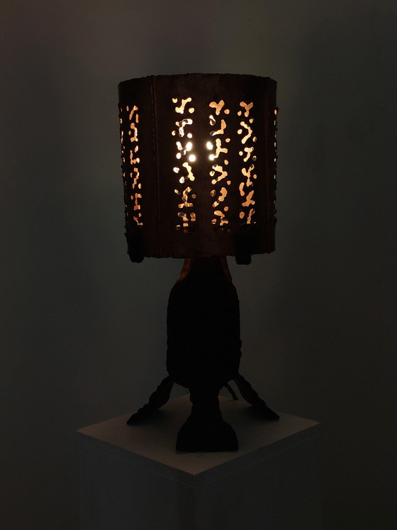 Image 1 of Vintage metalen brutalistische tafellamp uit het midden van de vorige eeuw, gemaakt van smeedijzer.