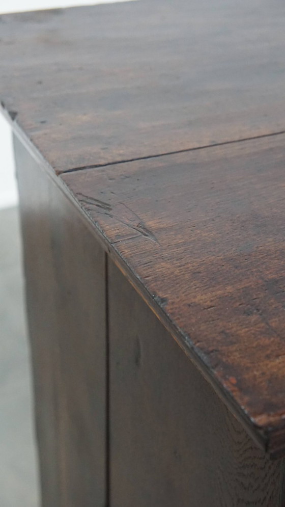 Image 1 of Cómoda inglesa antigua del siglo XVIII fabricada en roble con 5 cajones.