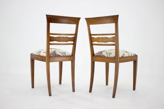 Image 1 of Een paar gerestaureerde Tsjechoslowaakse walnotenhouten stoelen uit de jaren 50, bekleed met bloemenstof.