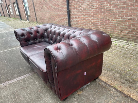 Image 1 of Sofá Chesterfield inglés de cuero color burdeos.