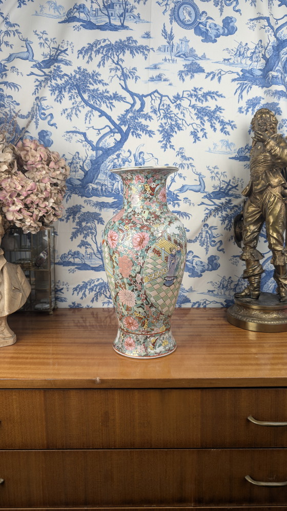 Image 1 of Vaso in porcellana cinese di Canton con decorazione a palazzo e floreale firmato Nian Qian Zhilong metà del XX secolo