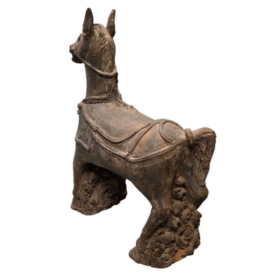 Image 1 of Caballo de terracota antiguo procedente de un templo de la India.