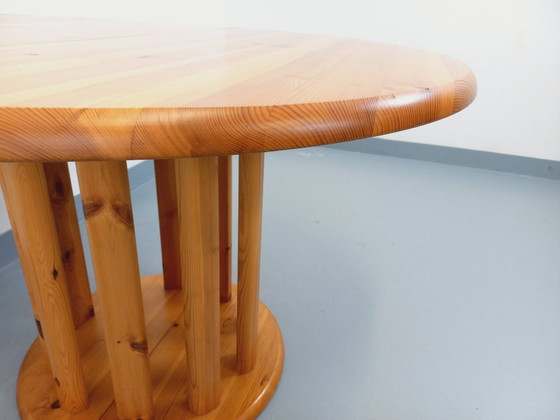 Image 1 of Table à manger ronde scandinave vintage style Rainer Daumiller en pin des années 60 70 avec rallonges