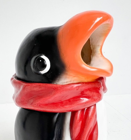 Image 1 of Prototipo di cestino per rifiuti a forma di pinguino