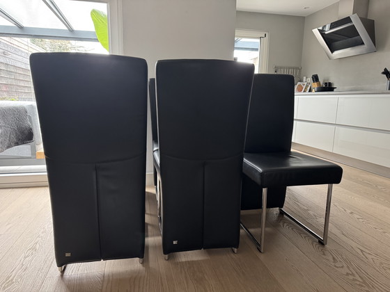 Image 1 of 6 eleganti sedie da pranzo Rolf Benz modello 7400 in pelle nera.