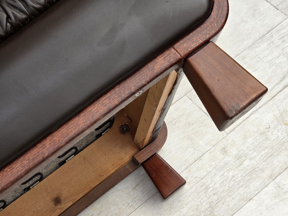 Image 1 of Sofá escandinavo de tres plazas de los años 70, tapizado en cuero, patas de teca y madera curvada.