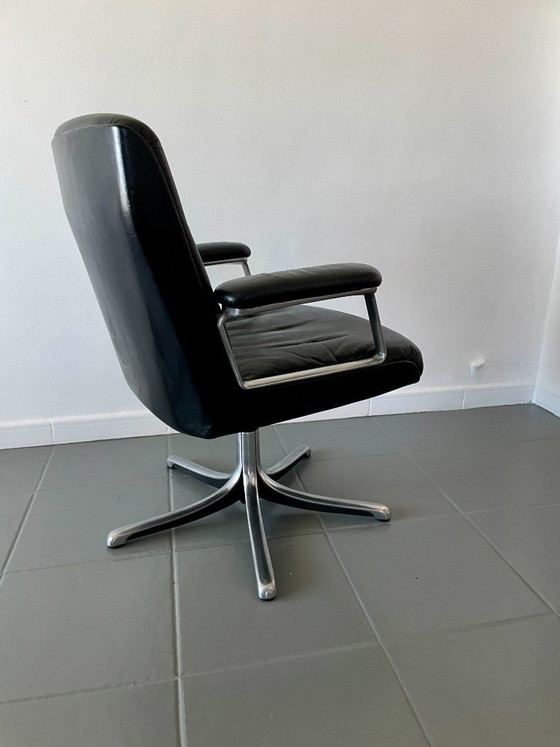 Image 1 of Poltrona modello P126, disegnata da Osvaldo Borsani per la prestigiosa azienda italiana Tecno S.p.A. nel 1966.