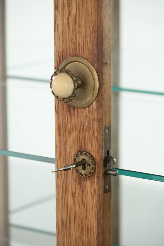 Image 1 of Vitrina antigua holandesa de roble con 2 puertas, estantes de cristal y parte trasera con espejo.