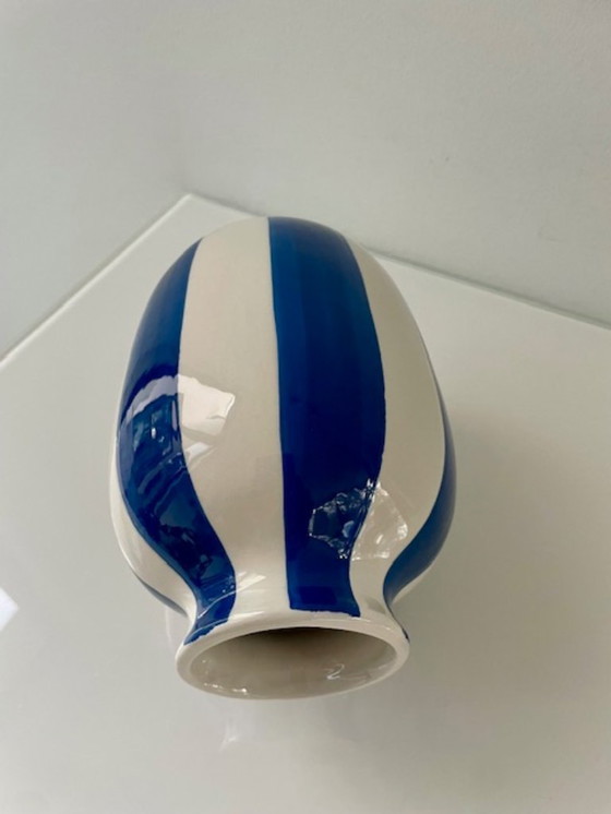 Image 1 of Keramieken vaas met handgeschilderde blauwe strepen