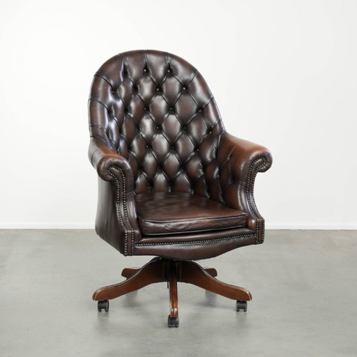 Silla de oficina Chesterfield antigua de piel de vaca marrón con ruedas, de lujoso estilo inglés.