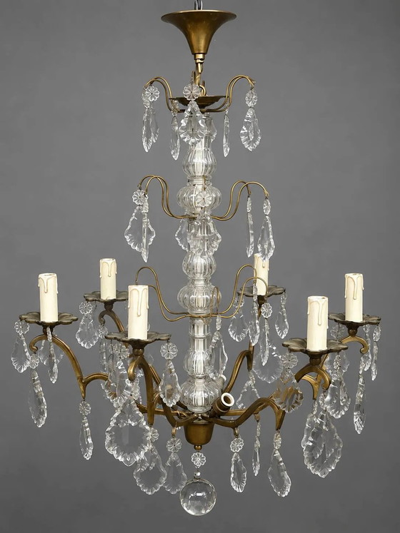 Lámpara de araña estilo Luis XV en bronce dorado, adornada con colgantes de cristal. 8 puntos de luz. (photo 7 of 7)