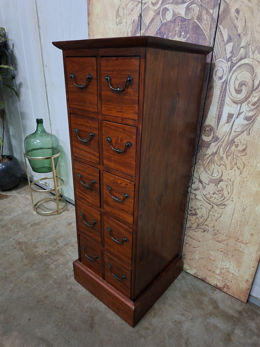 Klassische englische Kommode, Apothekerschrank, Aktenschrank, Maße: 45 x 45 cm und 120 cm hoch.