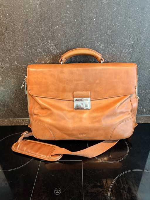 Echte HUGO BOSS bruin leren messengerbag met klep aan de voorkant,