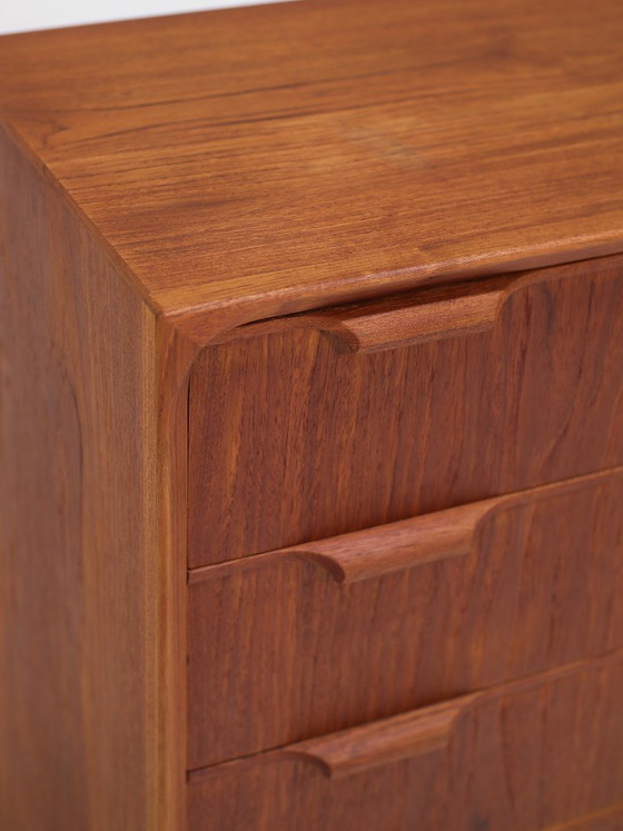 Image 1 of Commode haute aux angles arrondis, en teck, style vintage danois