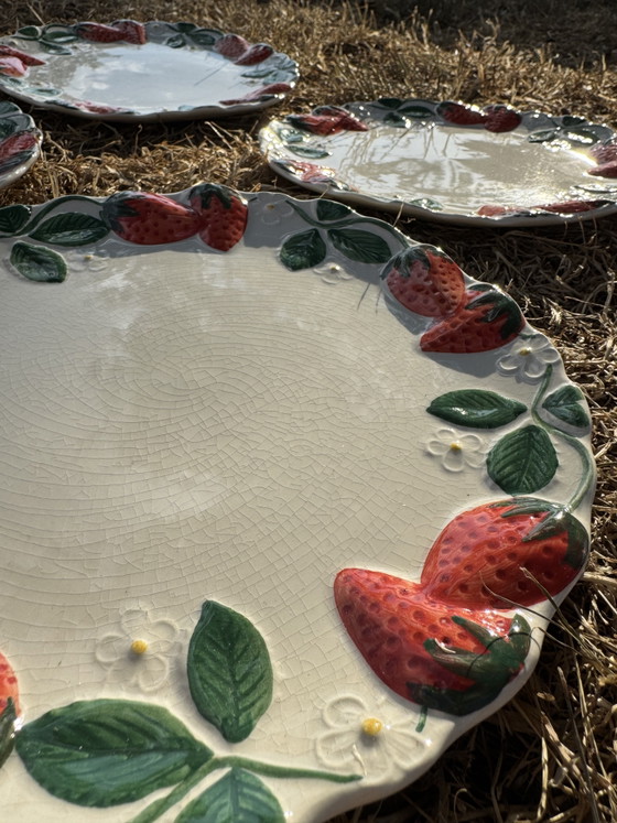 Image 1 of Assiettes barbotine fraises Longchamp anciennes