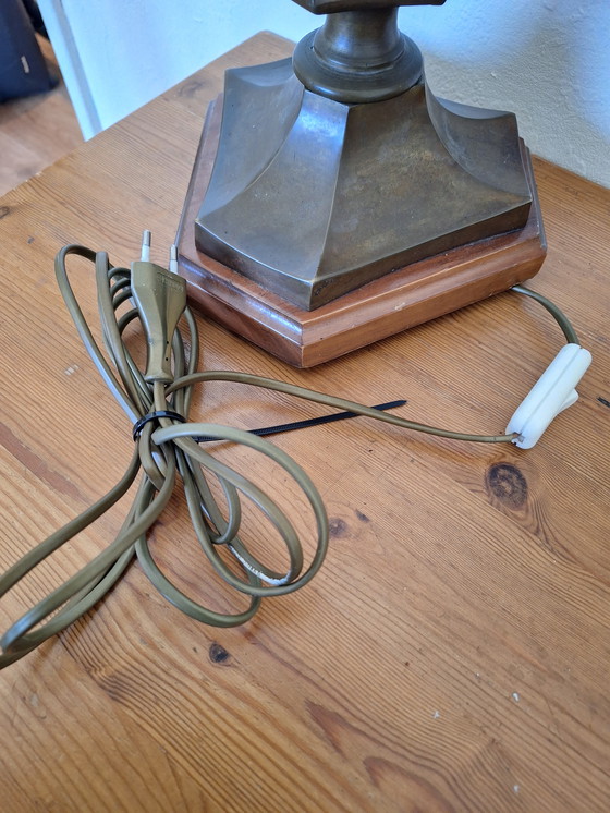 Image 1 of Lampada da tavolo vintage in ottone massiccio con base in legno
