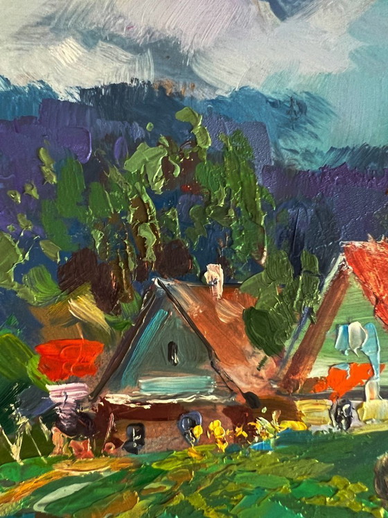 Image 1 of Mucche al pascolo nel villaggio