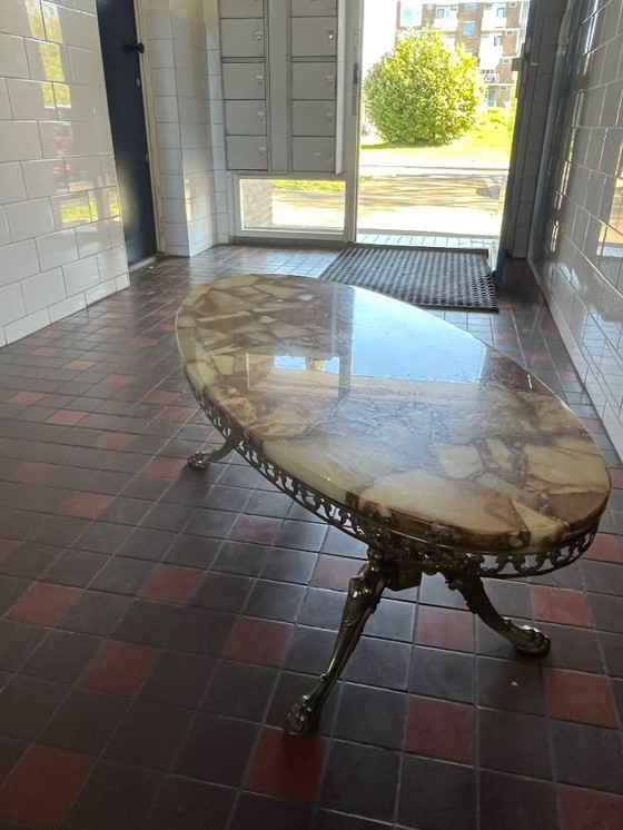 Image 1 of Ancienne table basse en marbre Pieds en cuivre Vintage Onyx