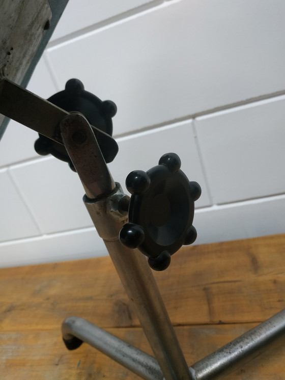 Image 1 of Support industriel vintage pour jambes de pédicure (peut également être utilisé pour la manucure)