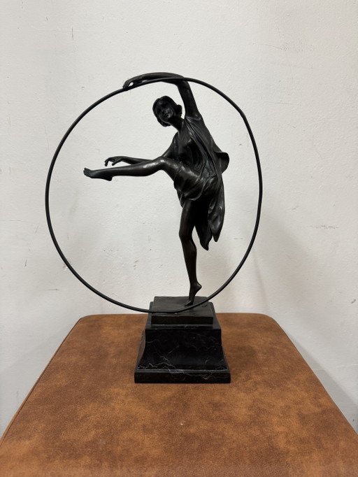 Bronzestatue des Tänzers Godard