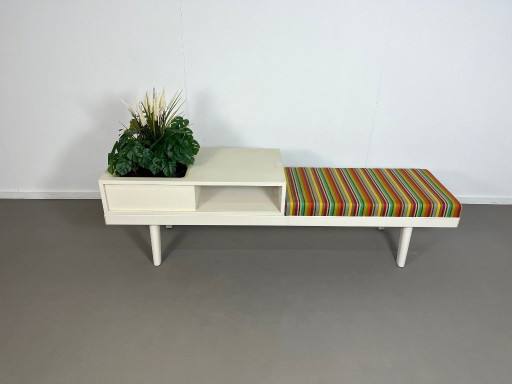Panchina Level 34 con fioriera, progettata da Werner Aisslinger per Vitra nel 2004.