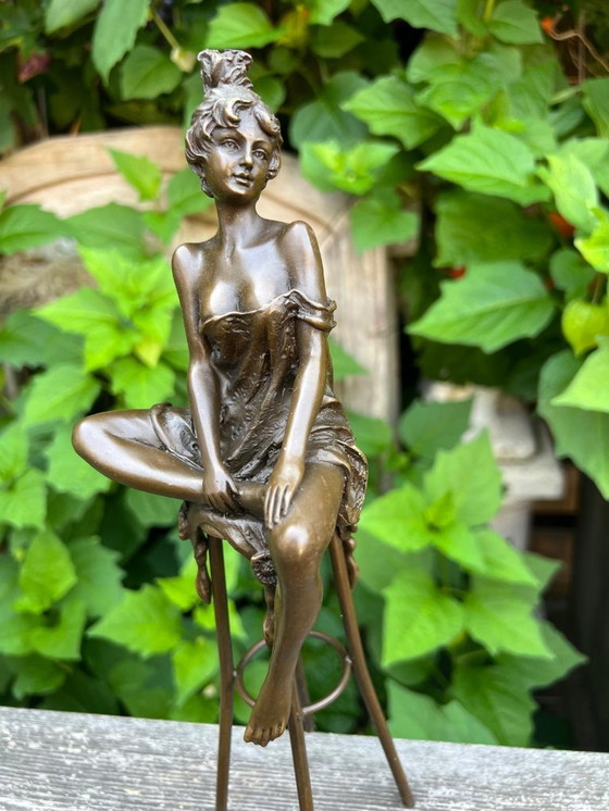 Image 1 of Bronzeskulptur einer auf einem Hocker sitzenden Dame