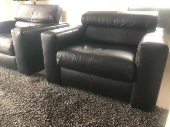 Image 1 of Deux fauteuils en cuir noir avec dossiers réglables