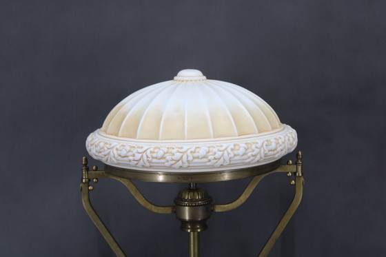 Image 1 of Lampe de table en laiton restaurée des années 1930 avec base en bois et abat-jour en verre