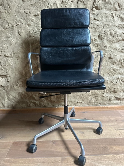 Silla Vitra Eames Soft Pad de cuero negro (EA219) Producida en Noruega