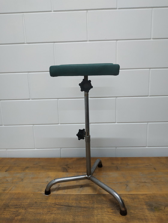 Image 1 of Support industriel vintage pour jambes de pédicure (peut également être utilisé pour la manucure)