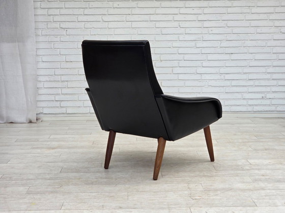 Image 1 of Deense fauteuil uit de jaren 70, zwart kunstleer, poten van teakhout.