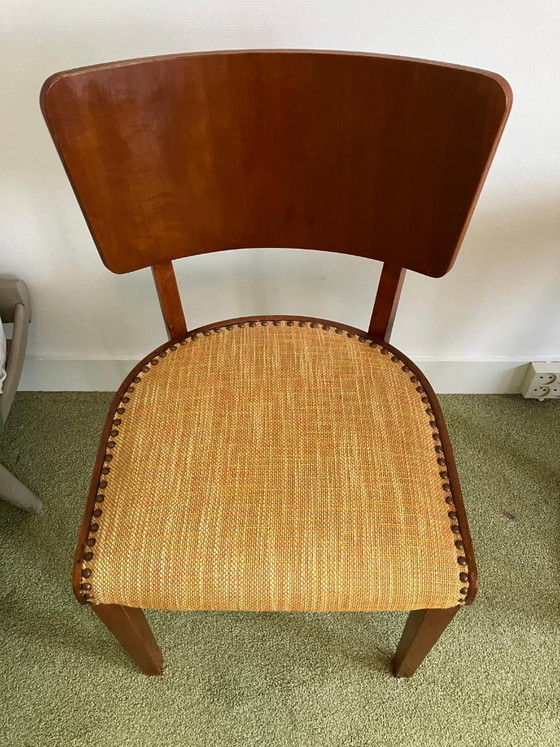 Image 1 of Conjunto de mesa y dos sillas tapizadas recientemente en madera de caoba - precio de recogida
