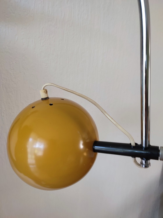 Herda Space Age Eyeball booglamp wandlamp mosterdgeel okergeel '70 – Wandlampen, Metal, Chrome (photo 2 of 15)