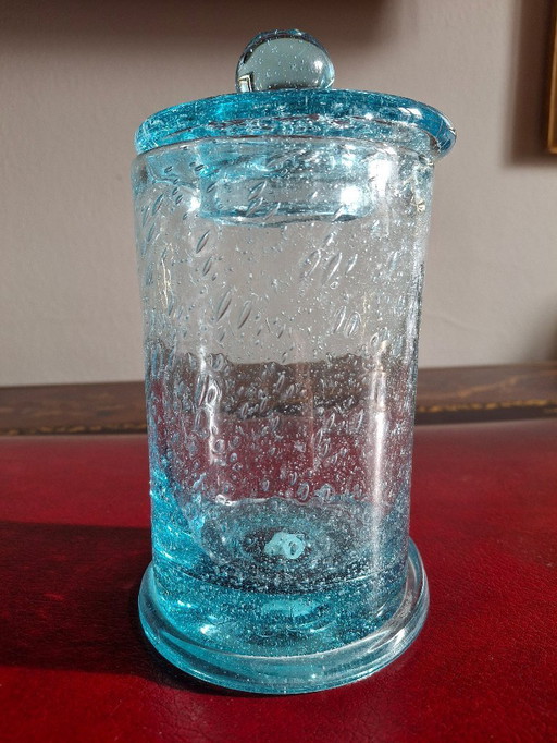 Snoeppot voor verdienstelijke kinderen in gebubbeld glas uit Biot, bekend als apothekerspot, met deksel