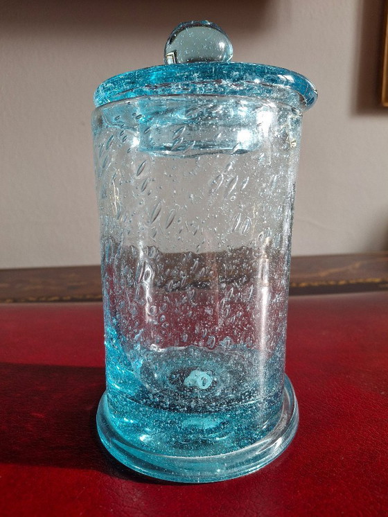 Image 1 of Snoeppot voor verdienstelijke kinderen in gebubbeld glas uit Biot, bekend als apothekerspot, met deksel
