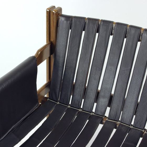 Image 1 of Bruine leren en walnoten lounge stoelen van TON, Tsjecho-Slowakije, set van 2