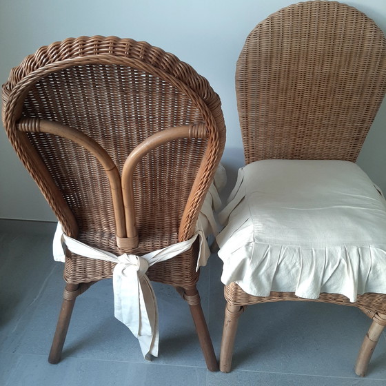 Image 1 of 4X rotan stoelen met kussens en 1X rotan tafel met glazen blad