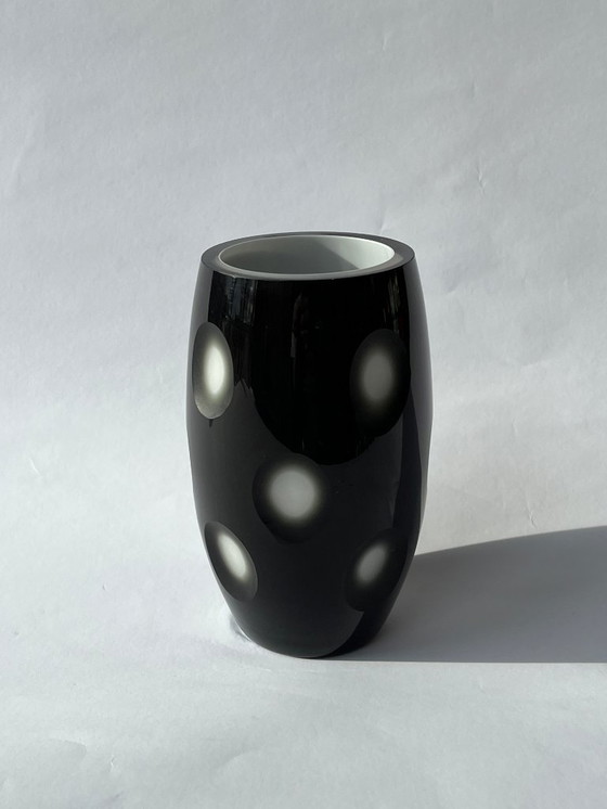 Image 1 of Scandinavisch design - Zwarte glazen vaas met geslepen stippenmotief