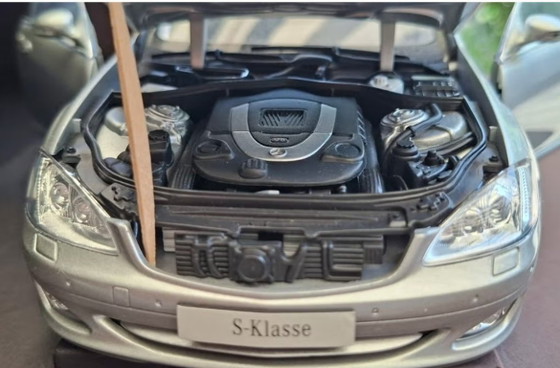Image 1 of Mercedes-Benz S-Klasse (W221) 1:18 AUTOart Händler-Einführungsbox