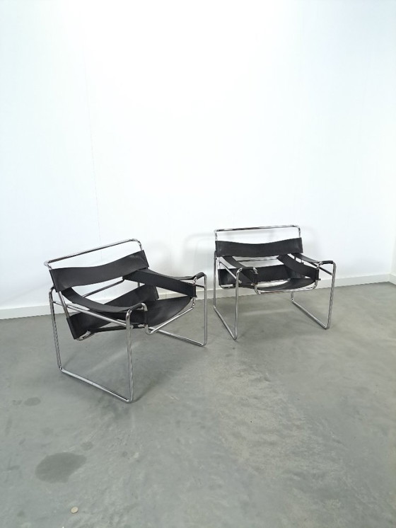 Image 1 of Réplica de la silla Wassily con cuero negro y cromo