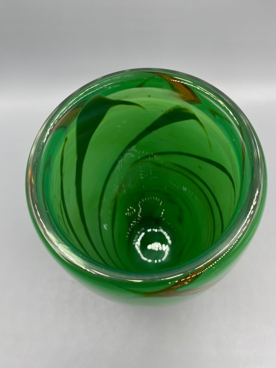 Smaragdgroene vaas van kunstglas – Amberkleurige wervelingen – circa – Glazen & Karaffen, 1960 (photo 4 of 7)