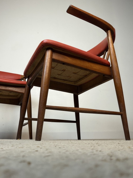 Image 1 of Par de sillones escandinavos de teca y piel sintética roja – década de 1960
