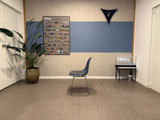 Herman Miller | Eames | DSX | Fibra de vidrio azul medio | 1 pieza – Sillas de comedor, Metal, Textile (photo 3 of 9)