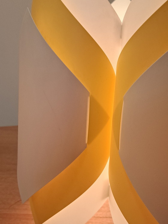 Image 1 of Lampada a sospensione vintage in plastica – Stile Mid-Century – Bianco/Giallo – 34 cm di altezza, 30 cm Ø