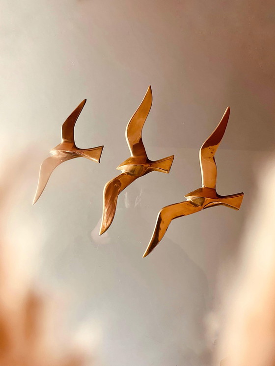 Image 1 of 3 pájaros de pared de latón en vuelo