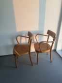 2x houten vintage stoelen gebogen design